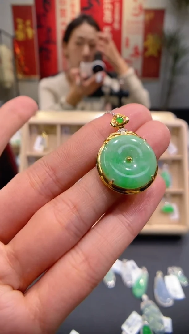 【闪购商品】翡翠吊坠(不含链)18K金镶嵌平安扣
