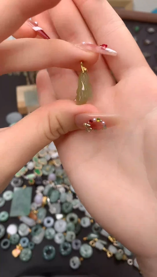 翡翠未镶嵌颈饰哥哥