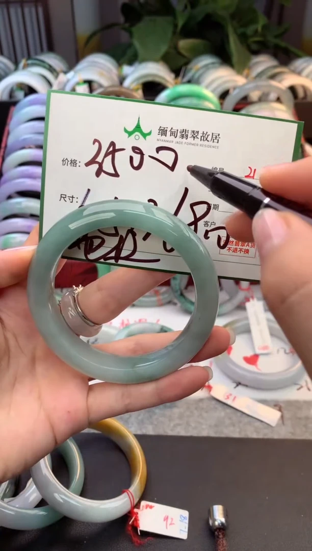 未镶嵌定制翡翠毛货需精细抛光+多人