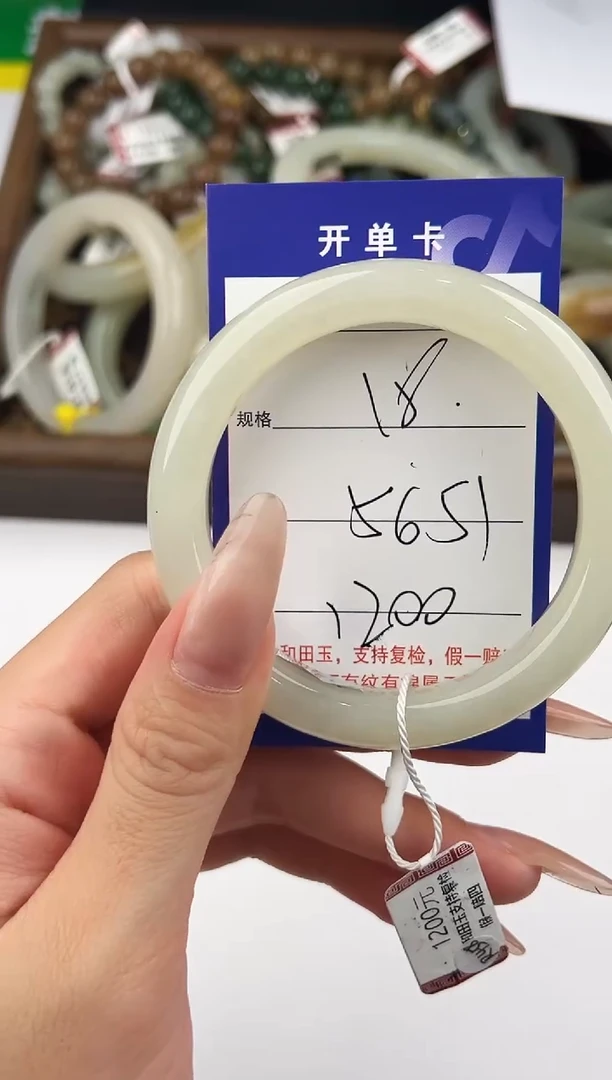未镶嵌手镯和田玉18颜色微差无瑕疵