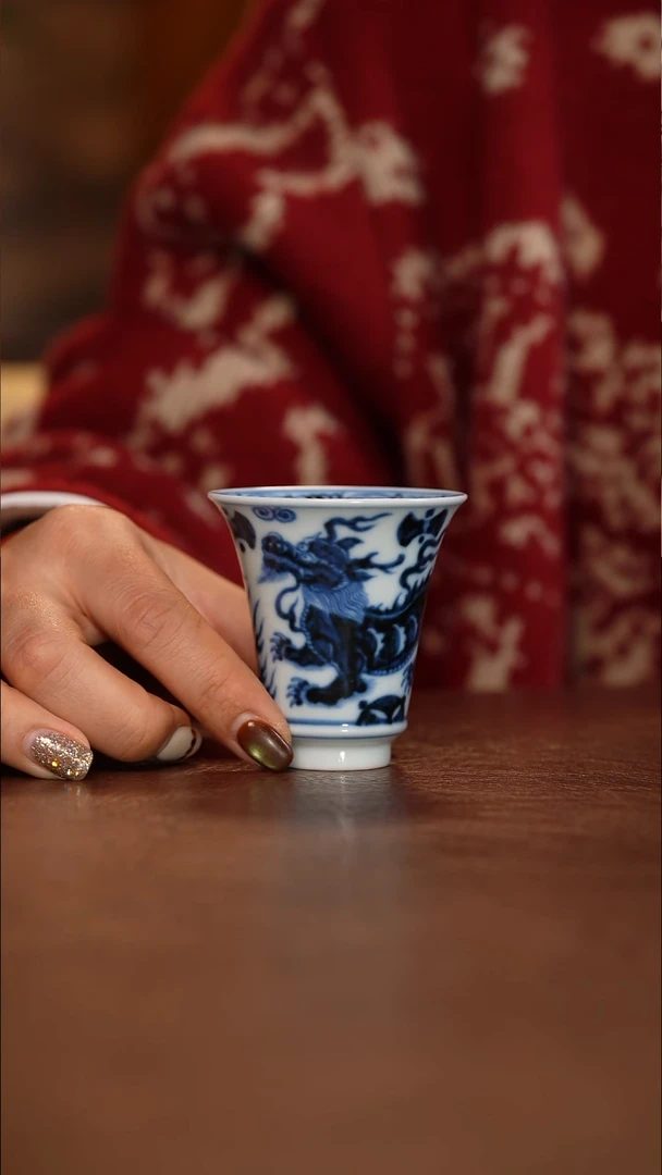 元青花甪端纹闻香杯