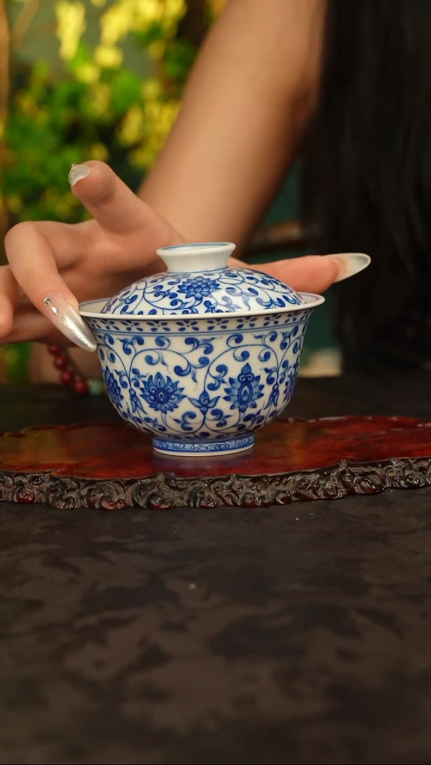 青花手绘缠枝莲盖碗