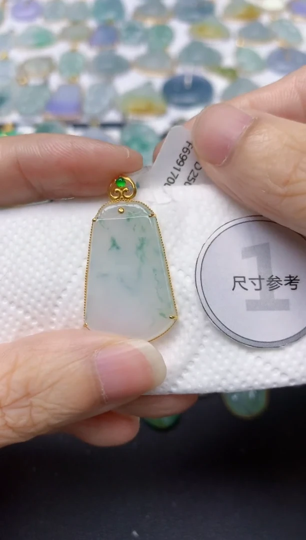翡翠18K金镶嵌颈饰天然缅甸A货翡翠