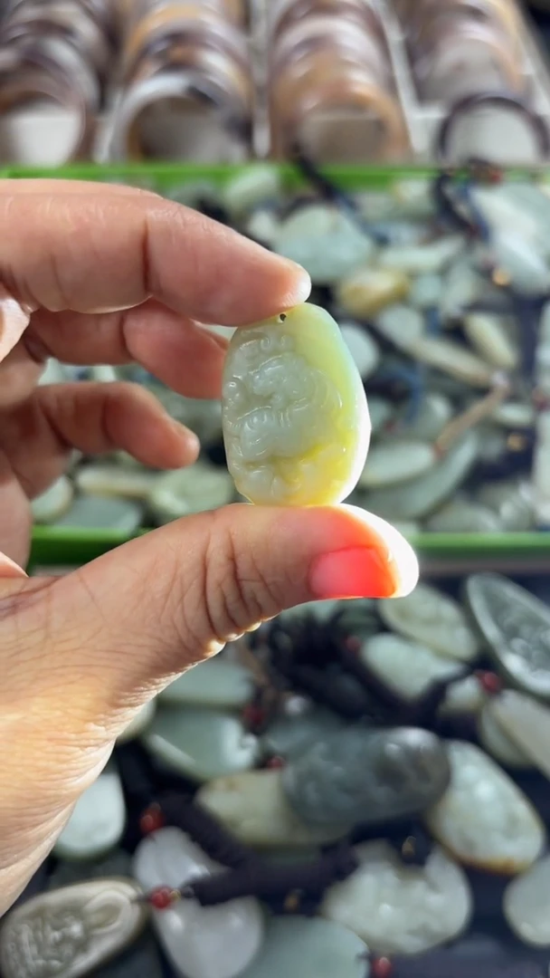 颈饰未镶嵌和田玉（多样性发一件）没有证书有瑕