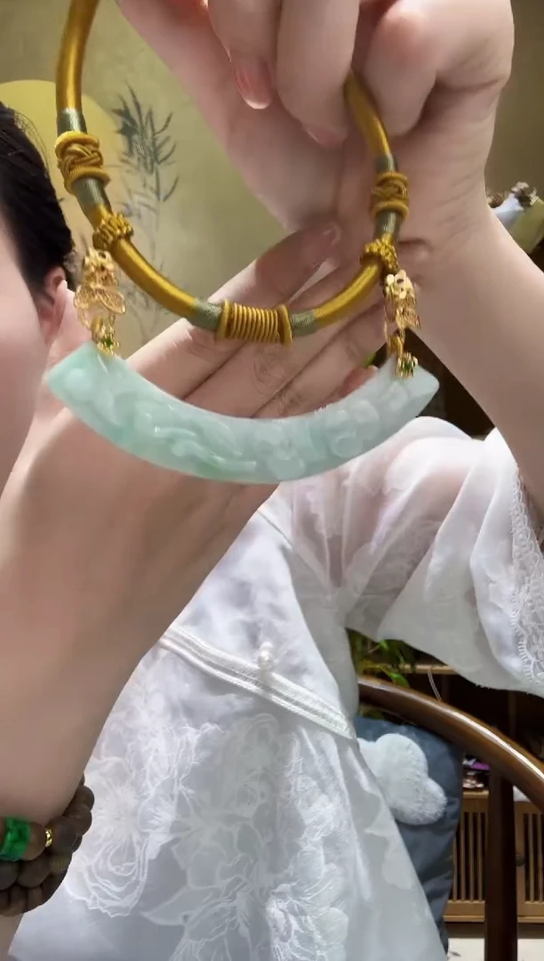 颈饰未镶嵌翡翠吊坠