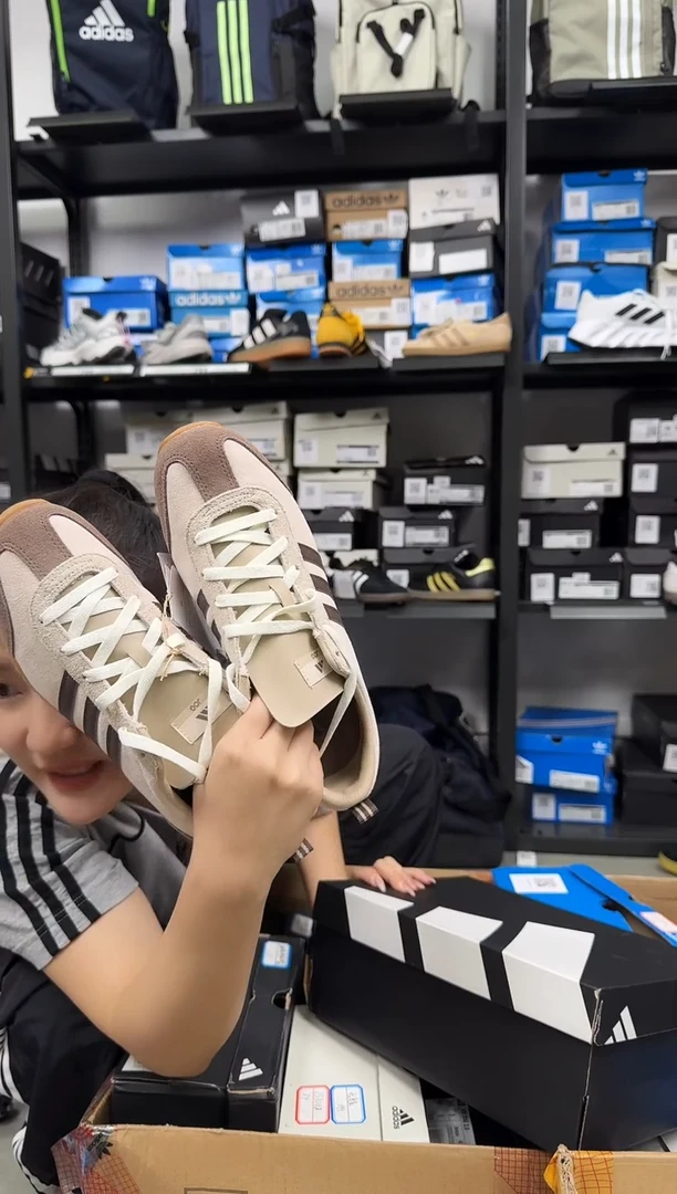 阿迪达斯 尺码40 无原盒 货号JQ8539 价格179