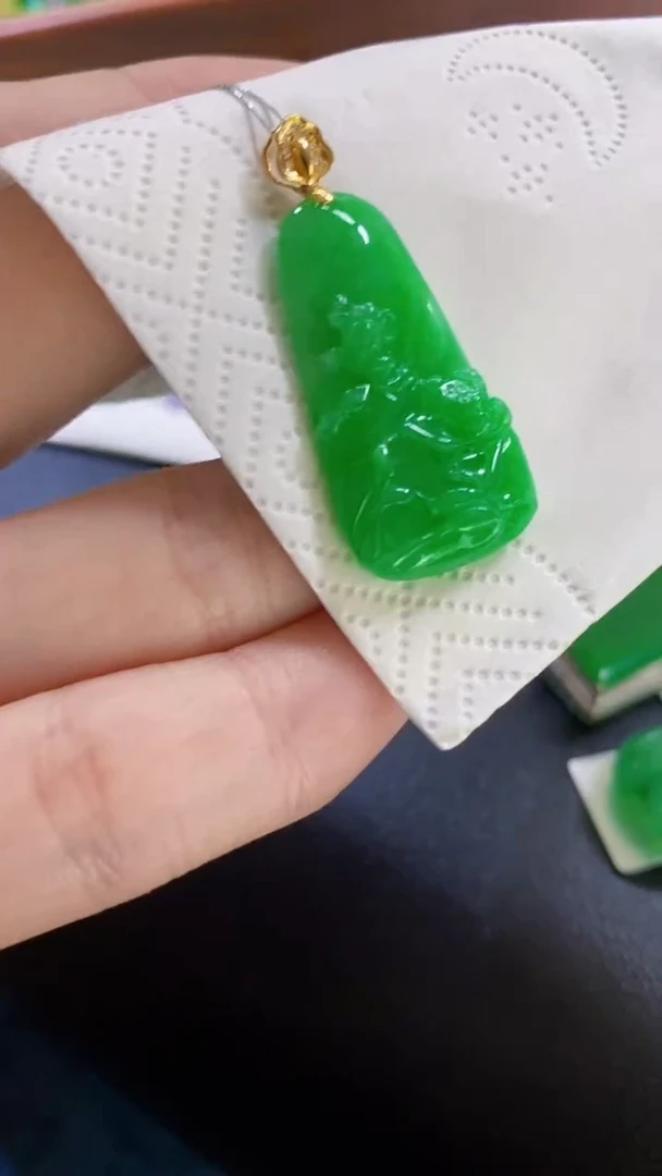 颈饰18K金镶嵌翡翠荷叶