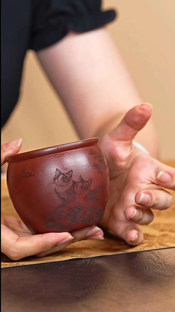 茶杯紫砂宜兴原矿紫砂小猫戏蝶刻绘主人杯