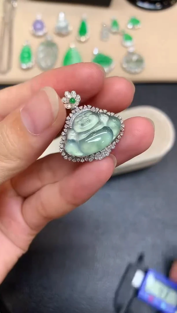 颈饰18K金镶嵌翡翠佛公【无服务费