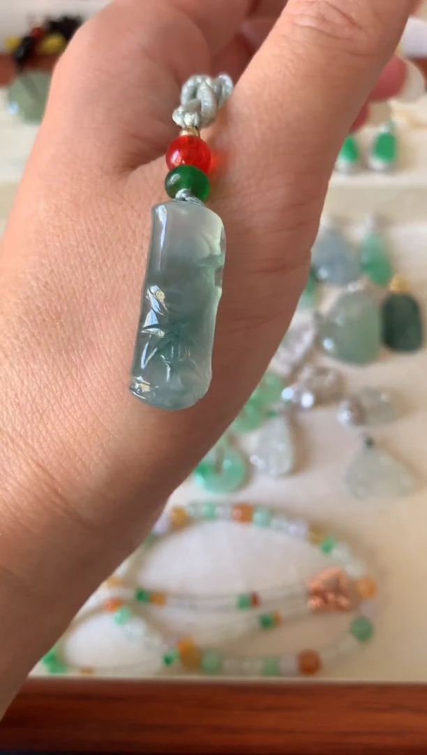 颈饰18K金镶嵌翡翠24