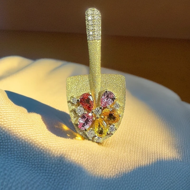 18k金镶嵌彩蓝宝金铲铲吊坠TG