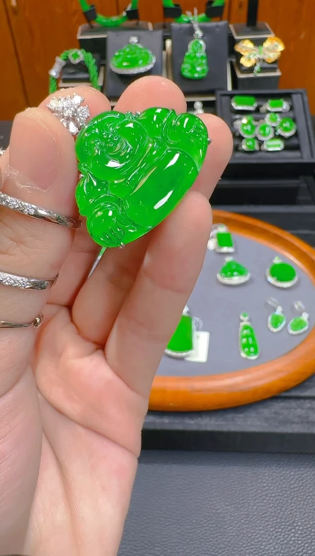 【闪购商品】翡翠吊坠(赠链)18K金镶嵌天然A货翡翠