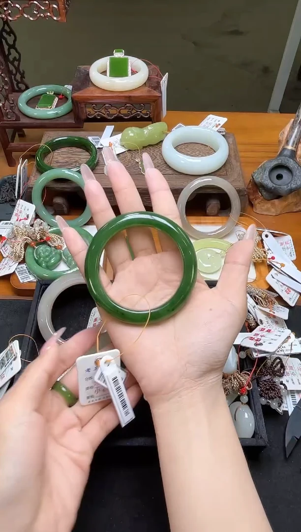 未镶嵌手镯和田玉哆***丽俄料碧玉 58圈