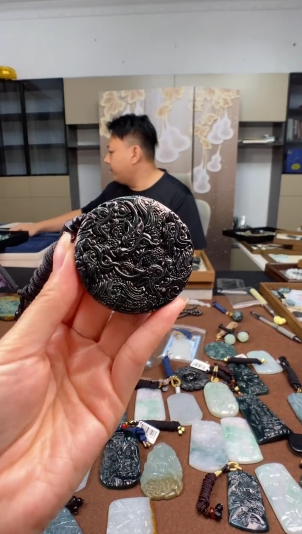 颈饰未镶嵌翡翠 多样性发其一