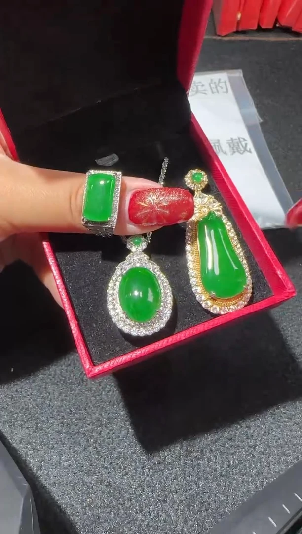 【闪购商品】翡翠吊坠(赠链)未镶嵌多样性发货拍一发三