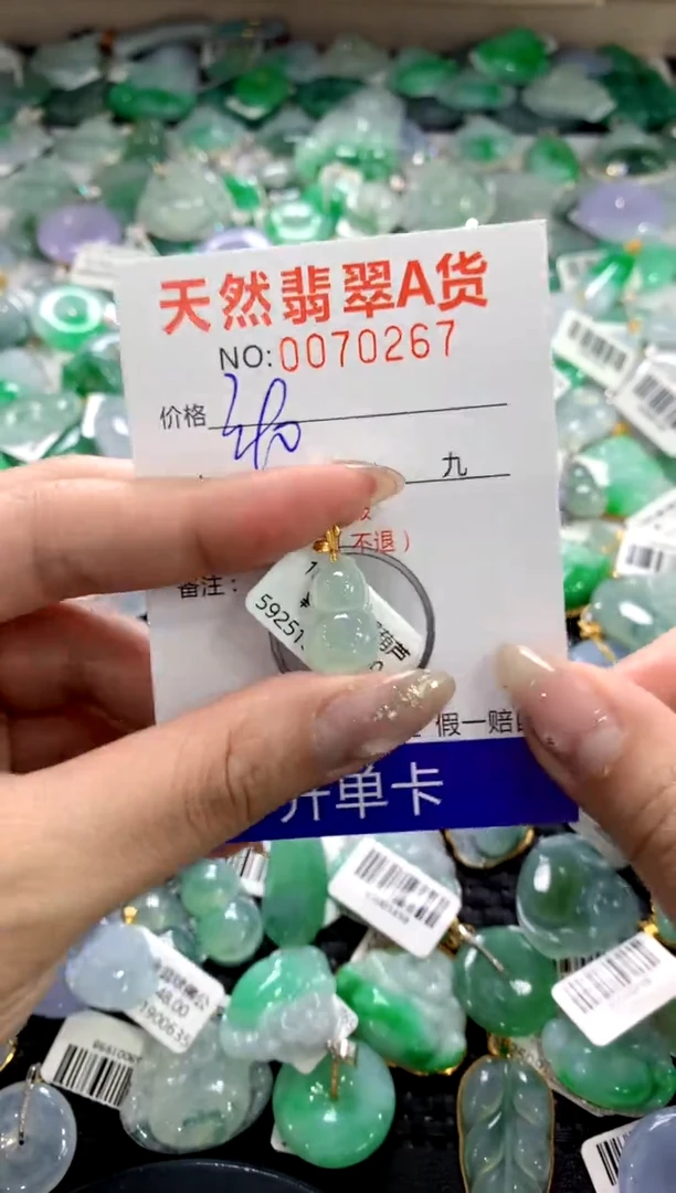 颈饰18K金镶嵌翡翠1111111111111111