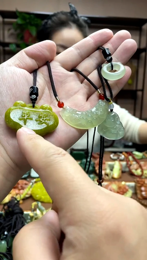 未镶嵌岫玉吊坠·