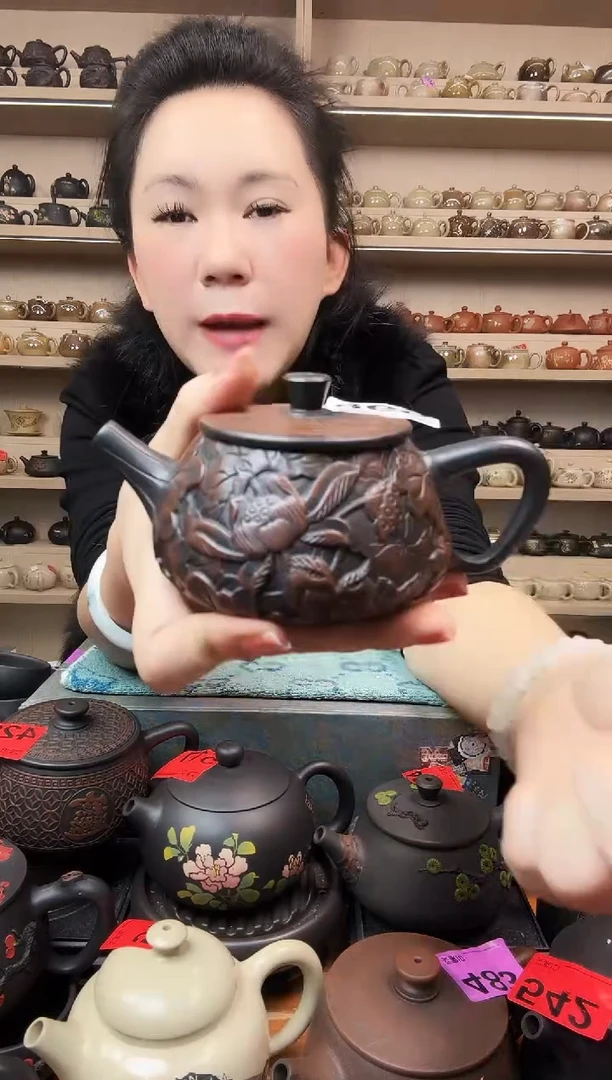 壶满雕荷花石瓢