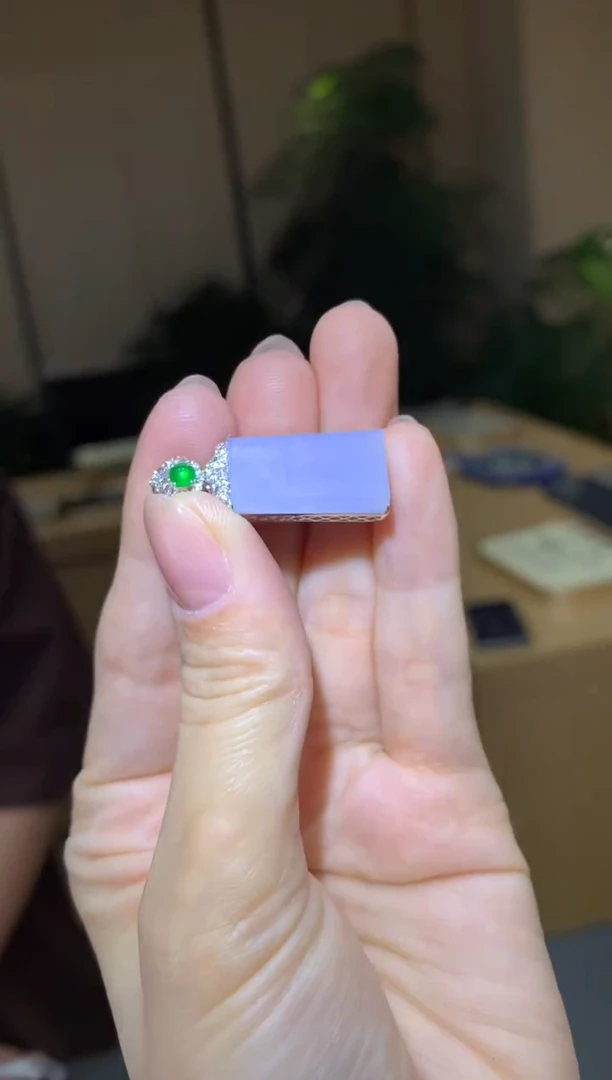 颈饰18K金镶嵌翡翠|不退不换