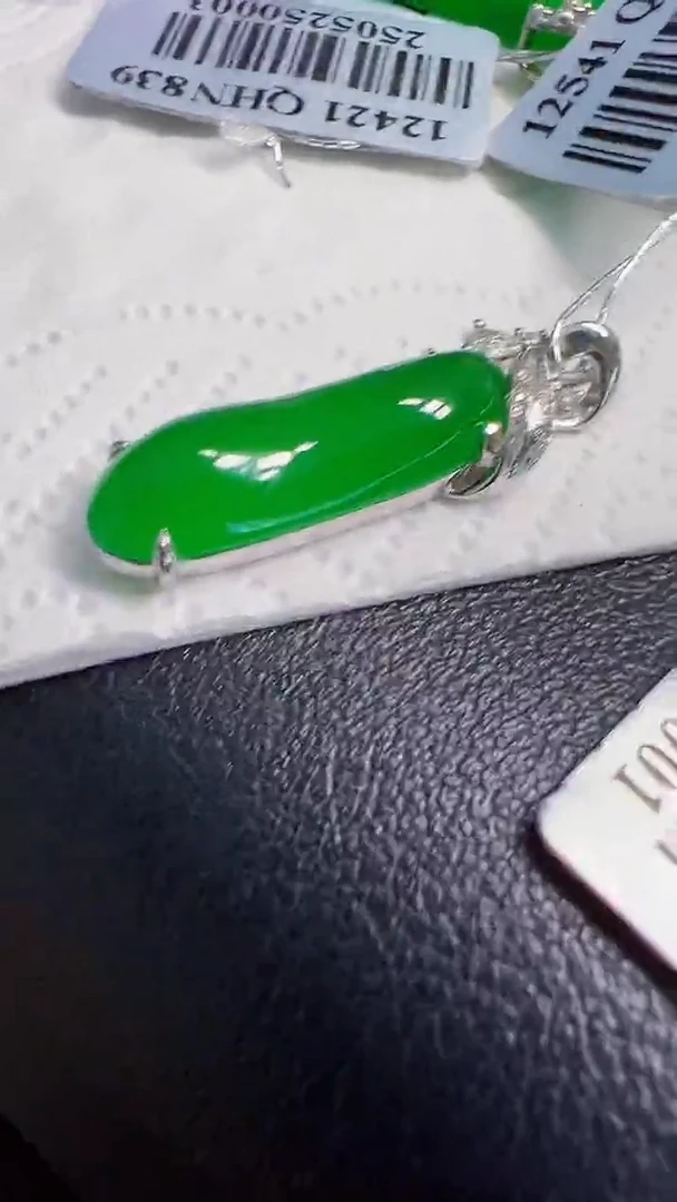 颈饰18K金镶嵌翡翠瓜