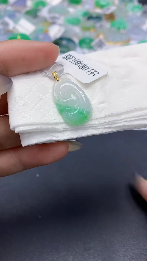 翡翠18K金镶嵌颈饰天然缅甸a货翡翠