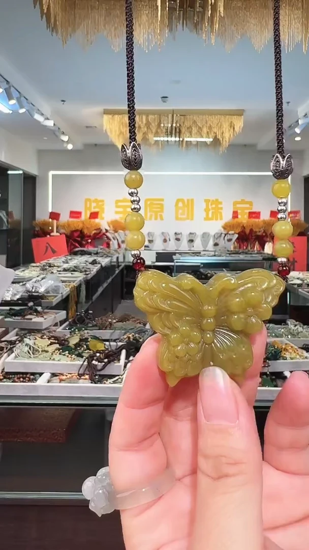 颈饰未镶嵌和田玉吊坠