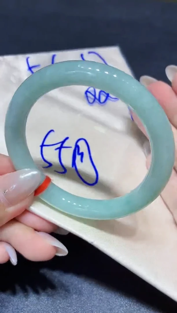 翡翠手镯未镶嵌翡翠手镯