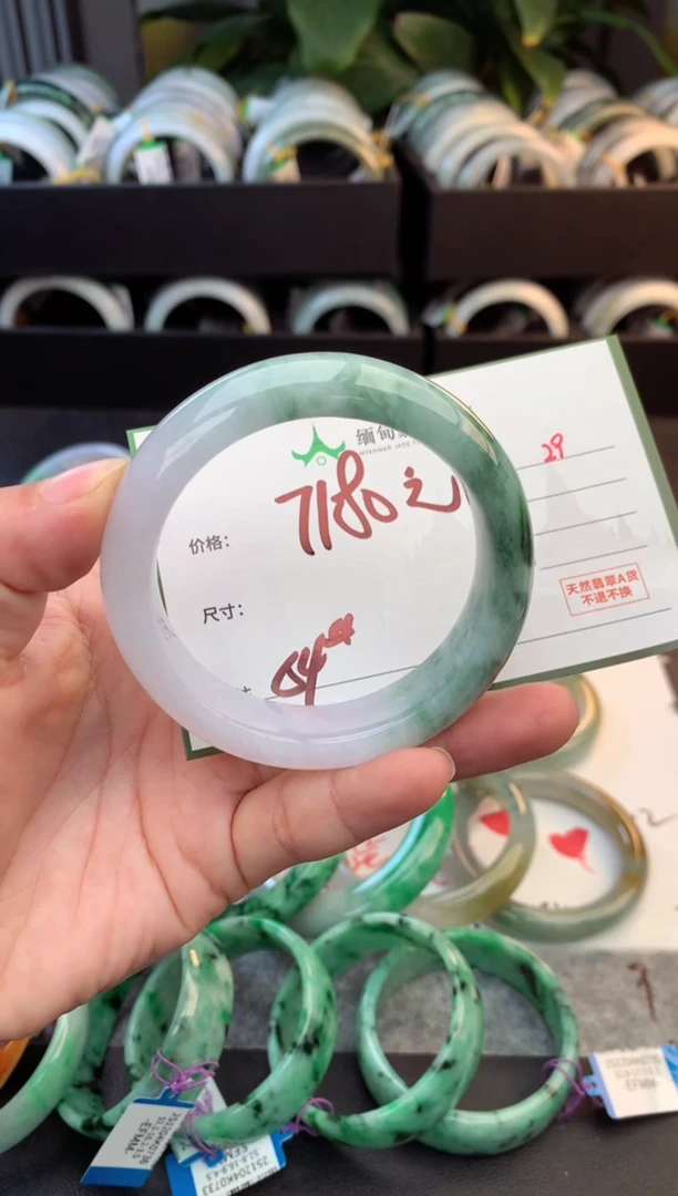 未镶嵌定制翡翠毛货需精细抛光+多人