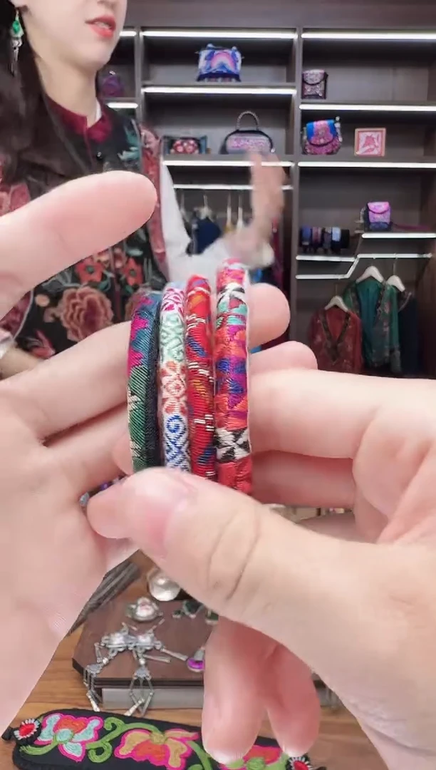织绣135蒙阿苏苗绣传承店