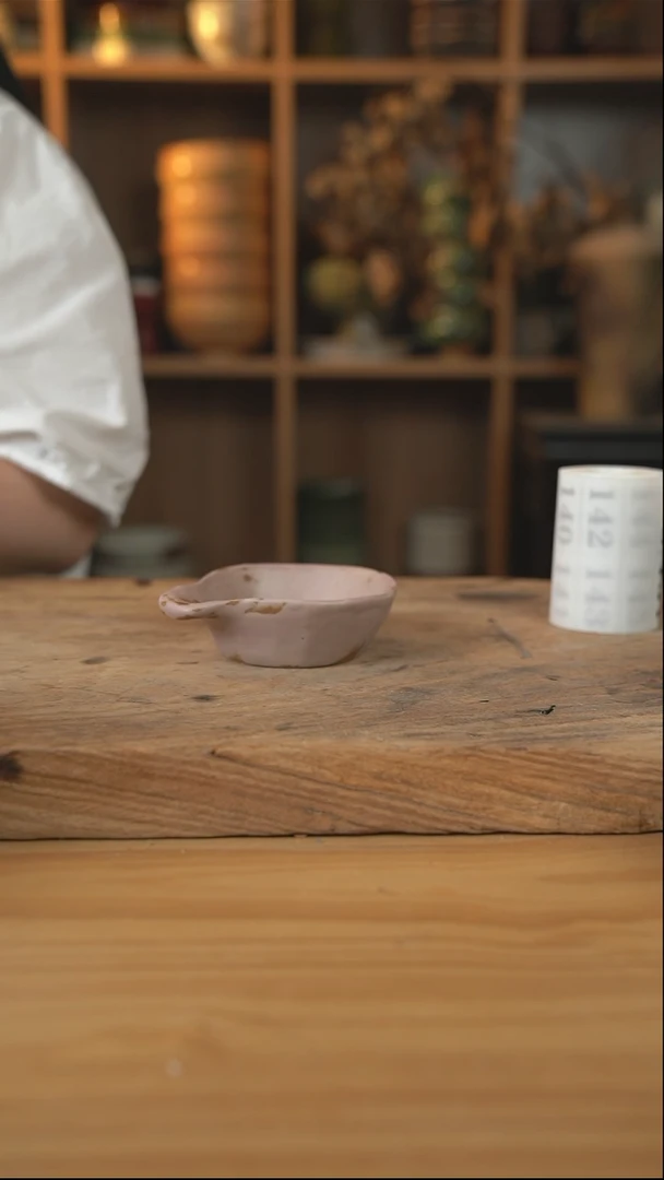 粉棕色系列的带把手的蘸料碟