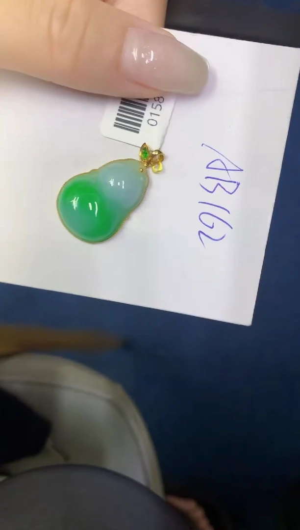 翡翠18K金镶嵌颈饰缅甸天然翡翠A货