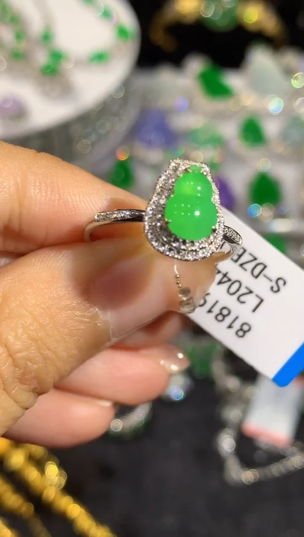 18K金镶嵌戒指翡翠多样性发其一