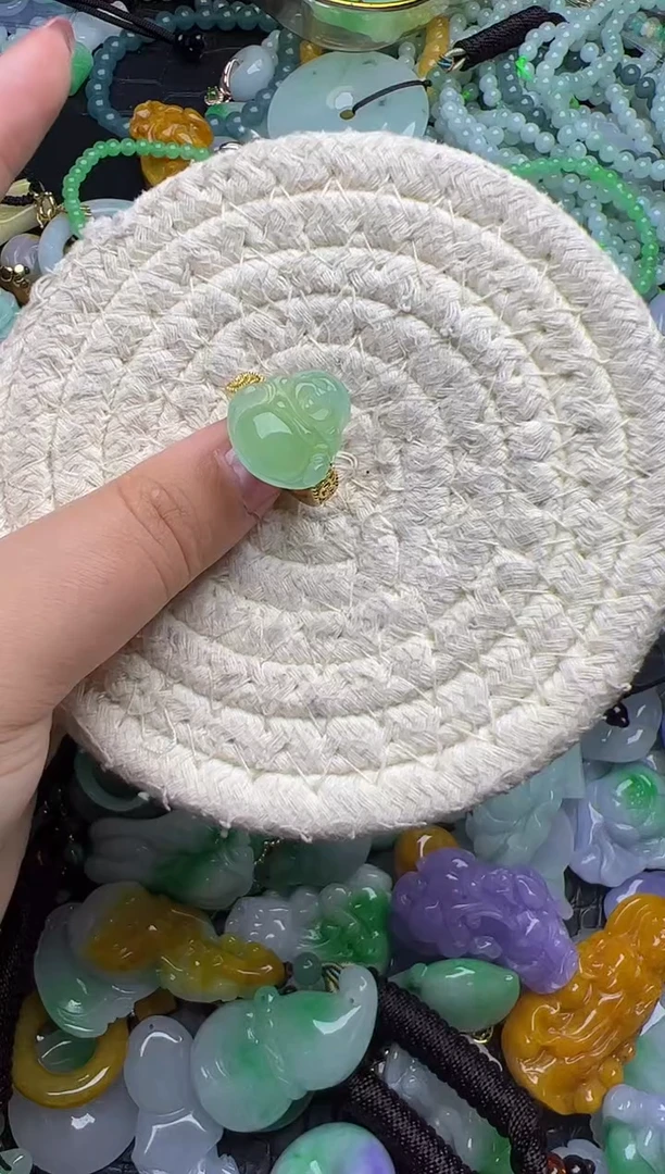 颈饰未镶嵌翡翠天然缅甸翡翠吊坠
