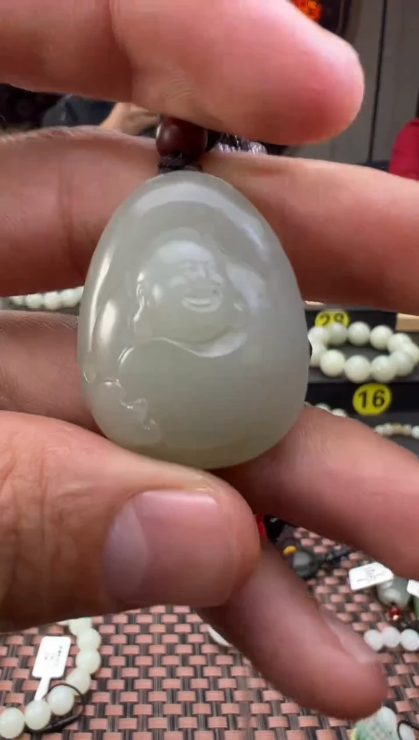 吊坠(赠链)未镶嵌和田玉且末料青白玉吊坠