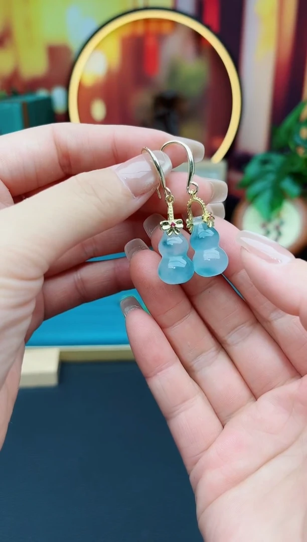 石英质玉（天山翠）银S925镶嵌耳饰飘花葫芦