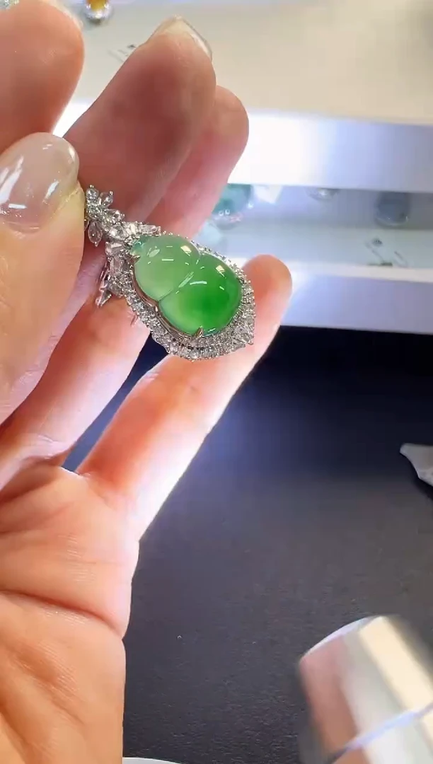 颈饰18K金镶嵌翡翠KRQ1128-005