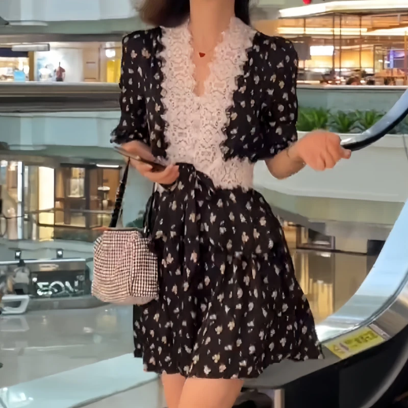 法式V领短袖蕾丝拼接连衣裙初秋收腰显瘦气质中长款荷叶边碎花领