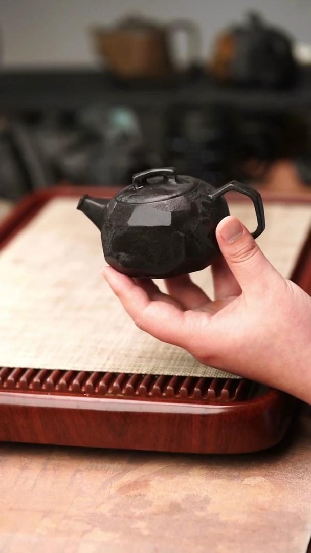 归玉堂冰碛岩重工雕刻磐石壶200cc