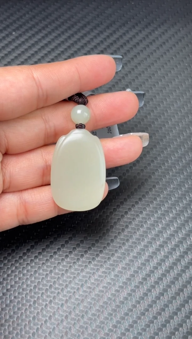 吊坠(赠链)未镶嵌和田玉且末微色差近矿吊坠