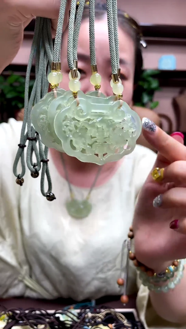 岫玉未镶嵌颈饰多样性发货发其中之一