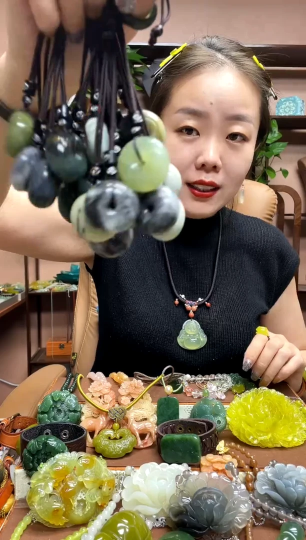 未镶嵌岫玉吊坠多样性发货发其中之一