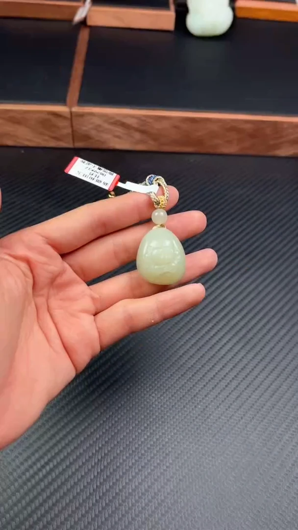 【闪购商品】和田玉吊坠(赠链)未镶嵌且末微色差迪克兰一细