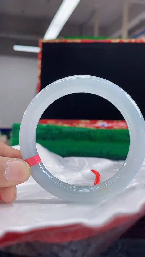 翡翠手镯未镶嵌  8