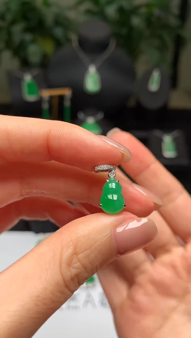 颈饰18K金镶嵌翡翠葫芦