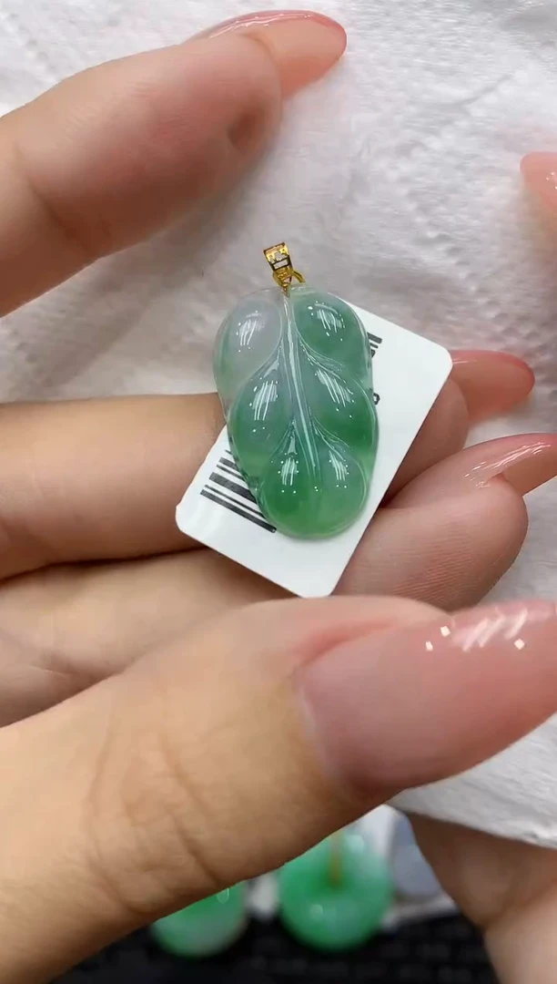 颈饰18K金镶嵌翡翠111111111111