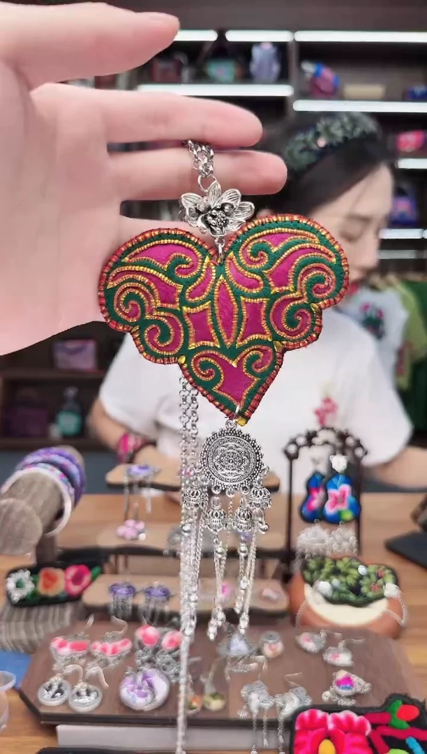 织绣137蒙阿苏苗绣传承店