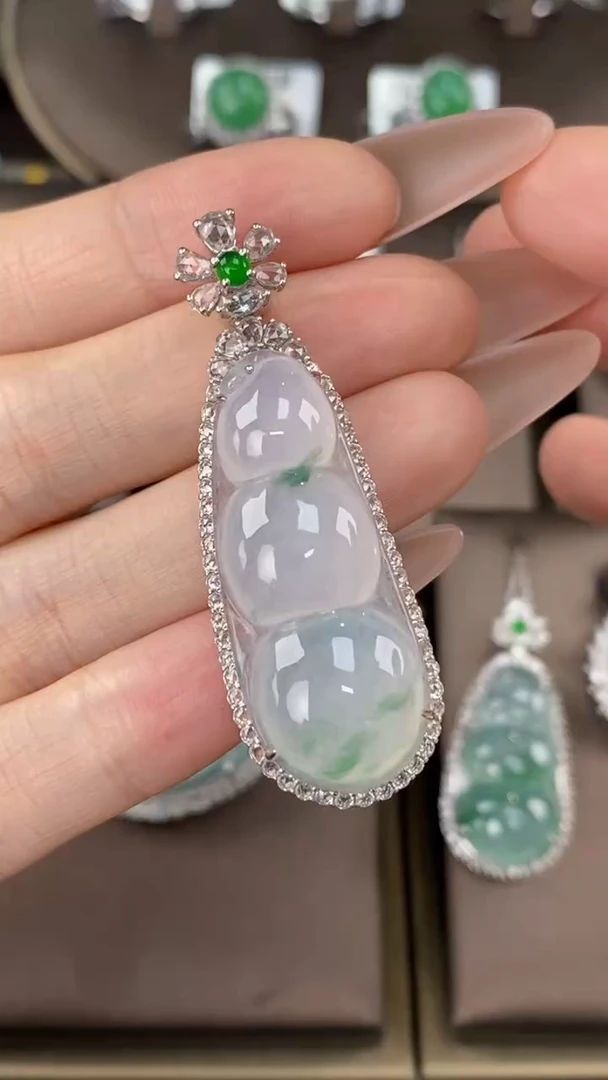 【闪购商品】翡翠吊坠(不含链)18K金镶嵌翡翠包镶福豆