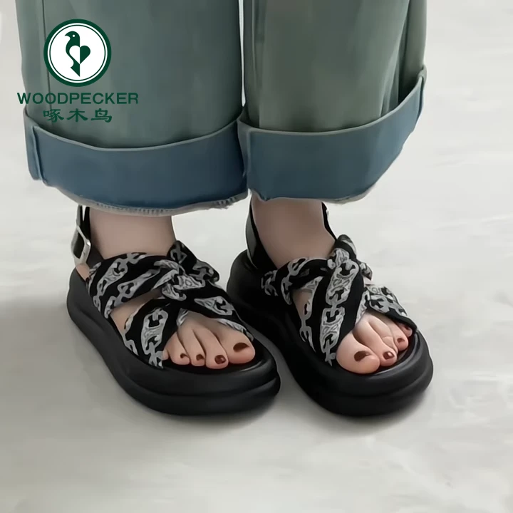 啄木鸟黑色厚底配裙子凉鞋女2025新款法式仙女风防滑松糕罗马凉鞋