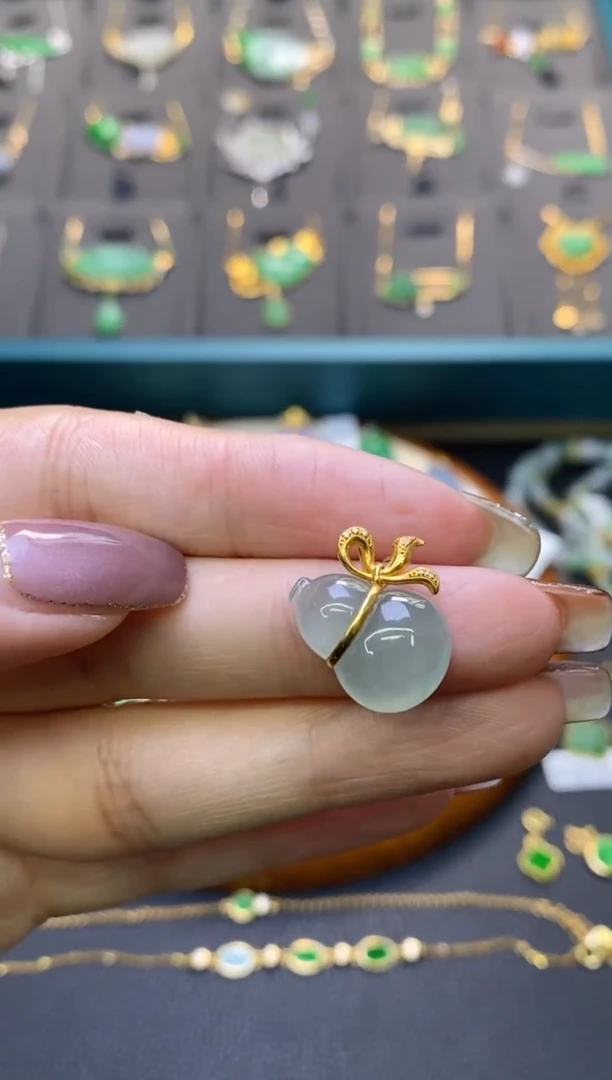 翡翠18K金镶嵌颈饰葫芦吊坠13662