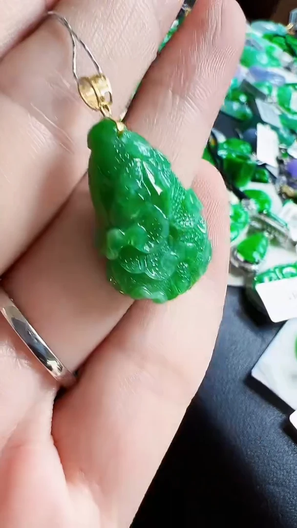 颈饰18K金镶嵌翡翠白菜